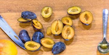 грушево-сливовый крамбл с творогом и овсяными хлопьями