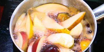 грушево-сливовый крамбл с творогом и овсяными хлопьями