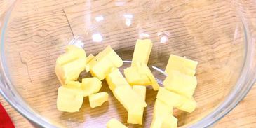 грушево-сливовый крамбл с творогом и овсяными хлопьями