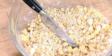 грушево-сливовый крамбл с творогом и овсяными хлопьями