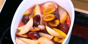 грушево-сливовый крамбл с творогом и овсяными хлопьями