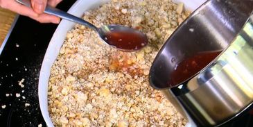 грушево-сливовый крамбл с творогом и овсяными хлопьями