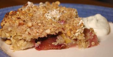 грушево-сливовый крамбл с творогом и овсяными хлопьями