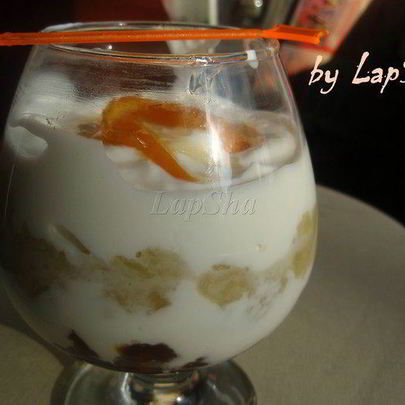 Йогурт с фламбе из фиников и яблоками в карамели