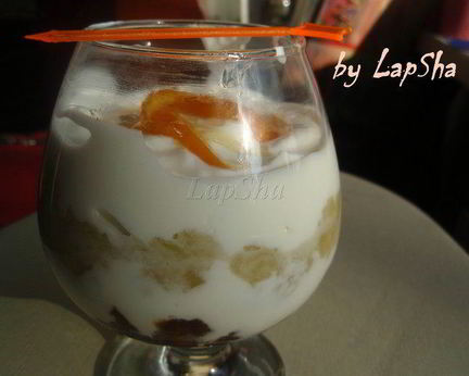 Йогурт с фламбе из фиников и яблоками в карамели