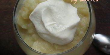 йогурт с фламбе из фиников и яблоками в карамели