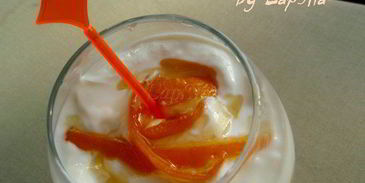 йогурт с фламбе из фиников и яблоками в карамели