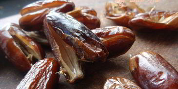 йогурт с фламбе из фиников и яблоками в карамели