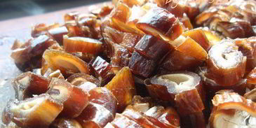 йогурт с фламбе из фиников и яблоками в карамели