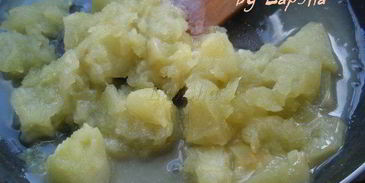 йогурт с фламбе из фиников и яблоками в карамели