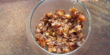 йогурт с фламбе из фиников и яблоками в карамели