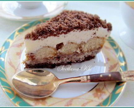 Десерт с халвой, клюквой и сливками