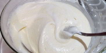 десерт с халвой, клюквой и сливками