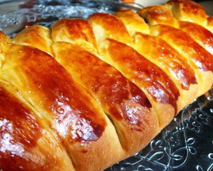 Коса с целой плиткой шоколада, халвой и бананом