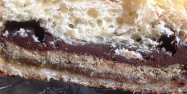 коса с целой плиткой шоколада, халвой и бананом