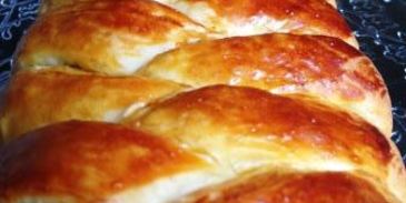 коса с целой плиткой шоколада, халвой и бананом