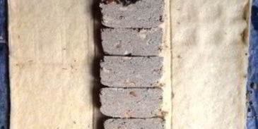 коса с целой плиткой шоколада, халвой и бананом