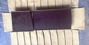 коса с целой плиткой шоколада, халвой и бананом