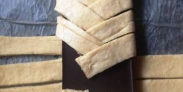 коса с целой плиткой шоколада, халвой и бананом