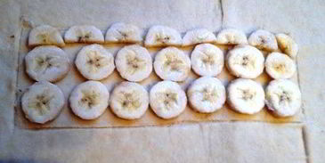 коса с целой плиткой шоколада, халвой и бананом