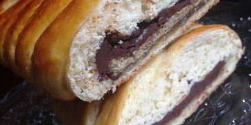 коса с целой плиткой шоколада, халвой и бананом