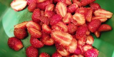 холодный десерт клубника в шоколаде