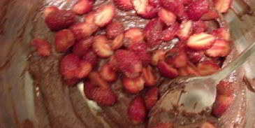 холодный десерт клубника в шоколаде