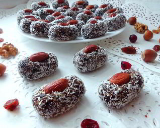 Конфеты из чернослива в кокосовой стружке