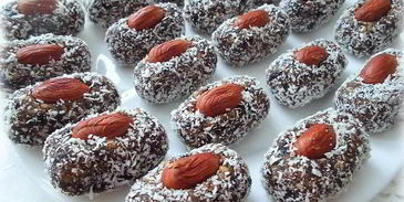 конфеты из чернослива в кокосовой стружке