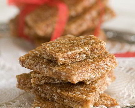 Медово-ореховые конфеты с кунжутом