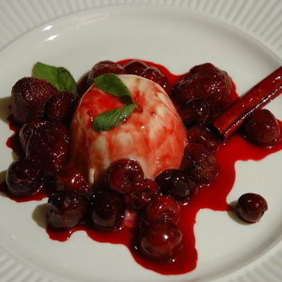 Баварский крем с ягодным соусом