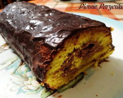 Бисквитный рулет на ромовой пропитке с шоколадно-масляным кремом под шоколадной глазурью