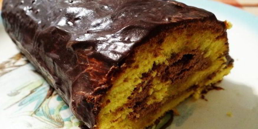 Рецепт бисквитного рулета на ромовой пропитке с шоколадно-масляным кремом под шоколадной глазурью