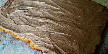 бисквитный рулет на ромовой пропитке с шоколадно-масляным кремом под шоколадной глазурью