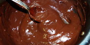 бисквитный рулет на ромовой пропитке с шоколадно-масляным кремом под шоколадной глазурью