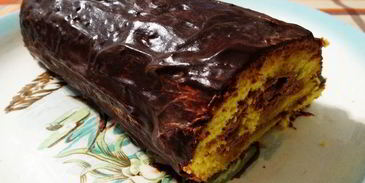 бисквитный рулет на ромовой пропитке с шоколадно-масляным кремом под шоколадной глазурью