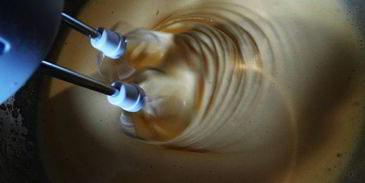 бисквитный рулет на ромовой пропитке с шоколадно-масляным кремом под шоколадной глазурью