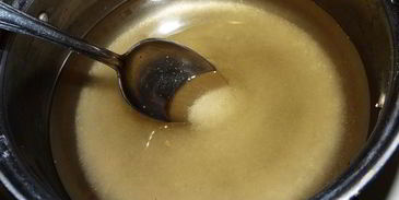 бисквитный рулет на ромовой пропитке с шоколадно-масляным кремом под шоколадной глазурью