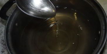 бисквитный рулет на ромовой пропитке с шоколадно-масляным кремом под шоколадной глазурью