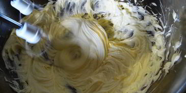 бисквитный рулет на ромовой пропитке с шоколадно-масляным кремом под шоколадной глазурью