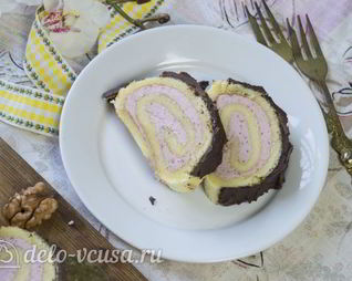 Бисквитный рулет с клубничным кремом