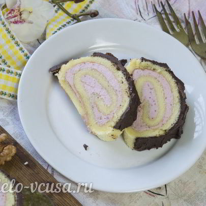 Бисквитный рулет с клубничным кремом