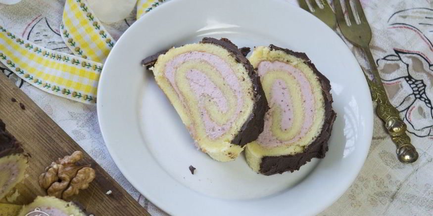 Рецепт бисквитного рулета с клубничным кремом