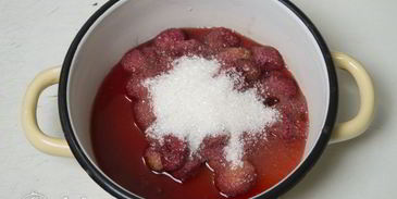 бисквитный рулет с клубничным кремом