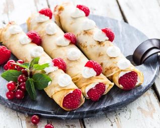 Блинчики с кремом, джемом и ягодами