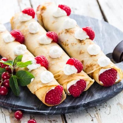 Блинчики с кремом, джемом и ягодами