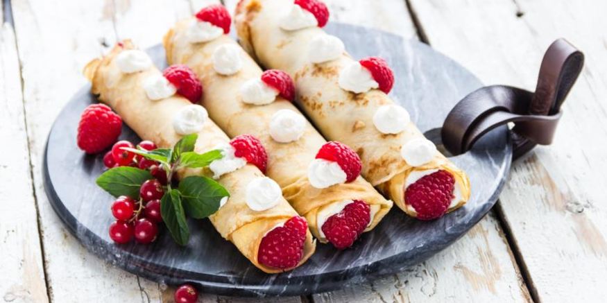 Рецепт блинчиков с кремом, джемом и ягодами