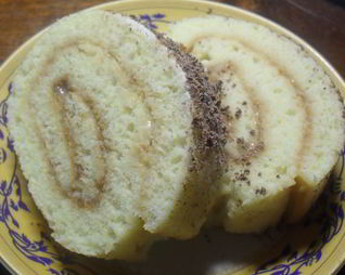 Быстрый рулет со сгущенным молоком и нежным кремом