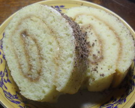 Быстрый рулет со сгущенным молоком и нежным кремом