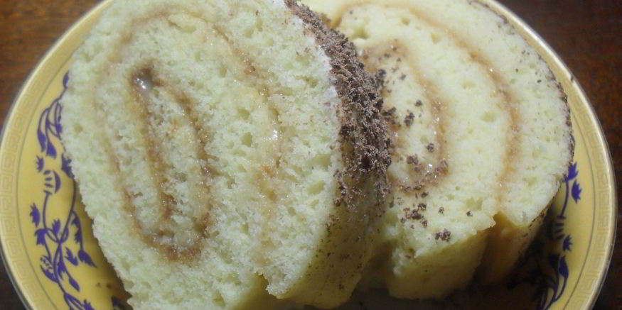 Рецепт быстрого рулета со сгущенным молоком и нежным кремом